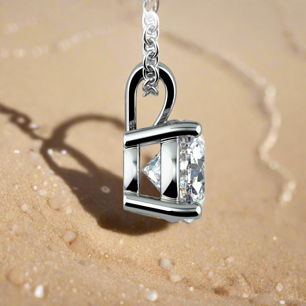 0.5/ 0.75 Ctw Prong Set Round Diamond Pendant In White /Yellow Gold G-VS